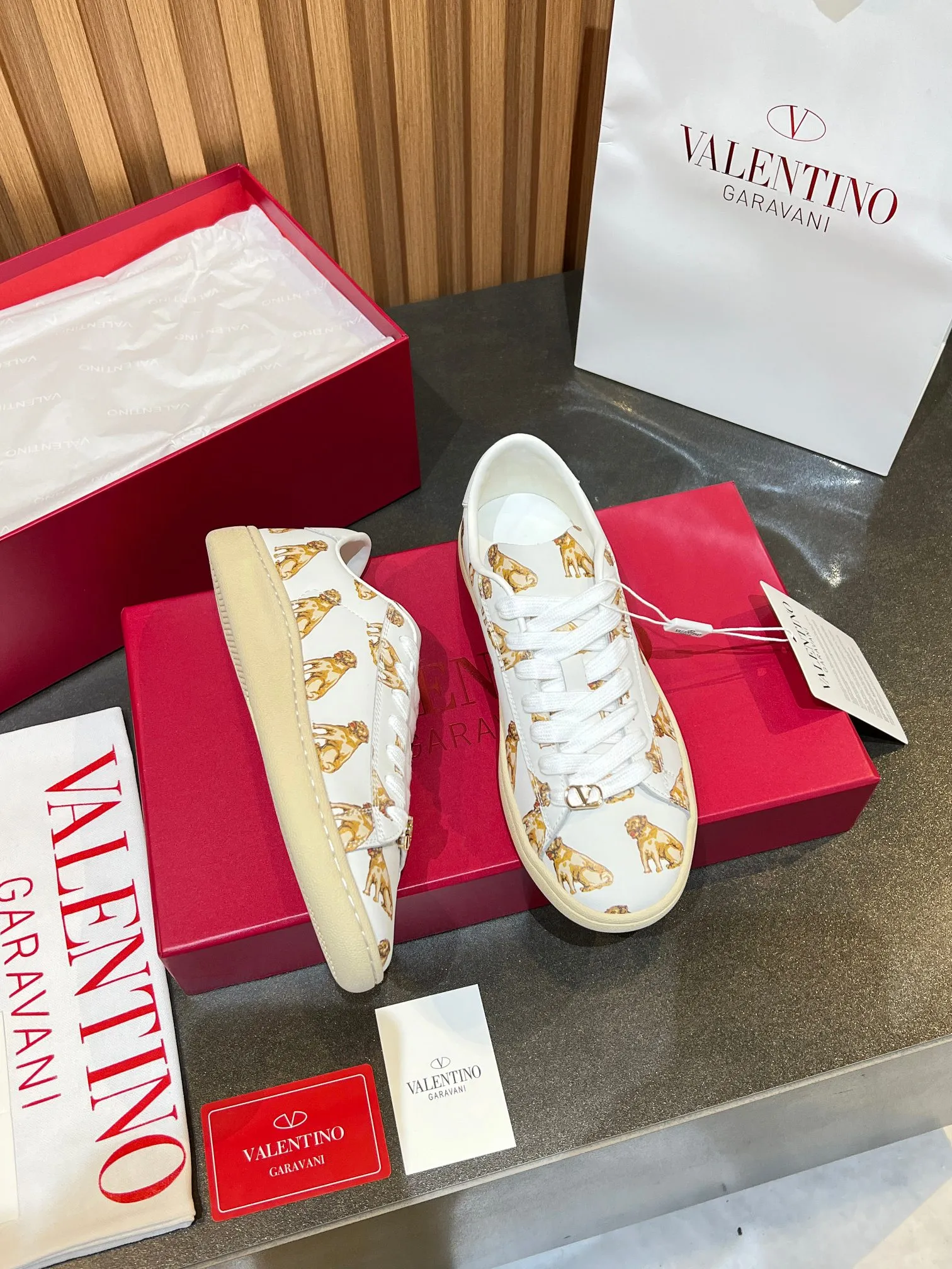 [Valentino] P: 640💰 Couple style, size: women 35-40▪️men 39-44 (45. Customized) Valentino VLTN casual shoes 2025 latest moral training shoes I can't put it down. Seiko details of cowhide sneakers, retro fashion, simple and advanced, casual matching. 1:1 restoration! Top luxury masterpiece, lace-up design, soft and comfortable imported calfskin brings excellent and elegant texture and excellent foot comfort. Top purchasing version upper: imported calfskin surface/original oil edge process + printing process. Inner lining: water-dyed cowhide lining. Outsole: original development 𝐓𝐏𝐔 two-color combination outsole. Packaging: full package with original configuration.